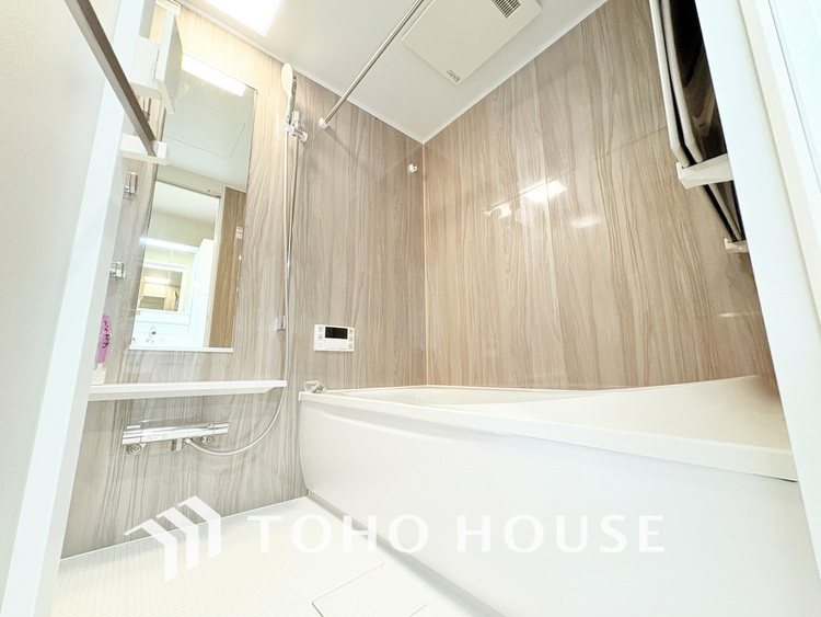 風呂 一日の疲れを癒すバスルームは、心地よいリラックスを叶える清潔感溢れる空間