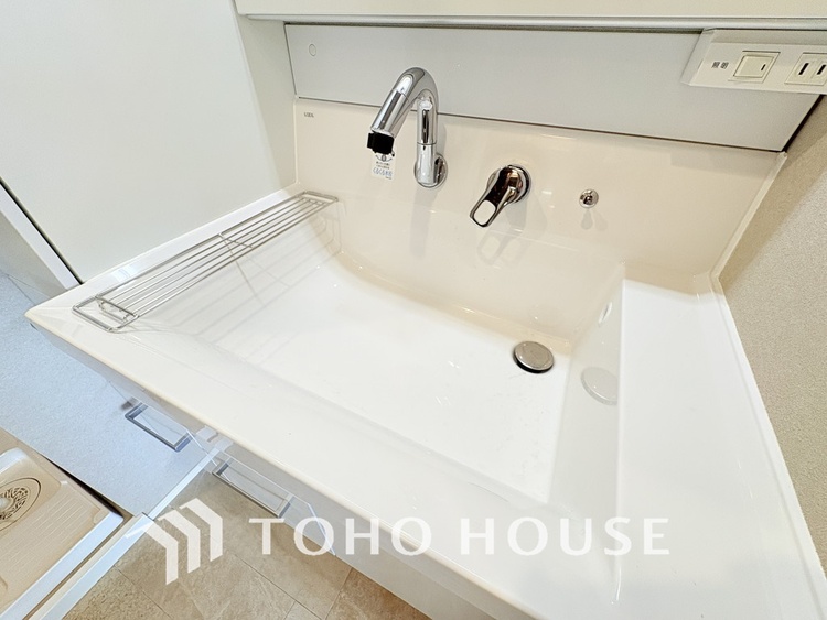 洗面 新規設置の洗面化粧台。収納豊富で使い勝手の良い3面鏡です