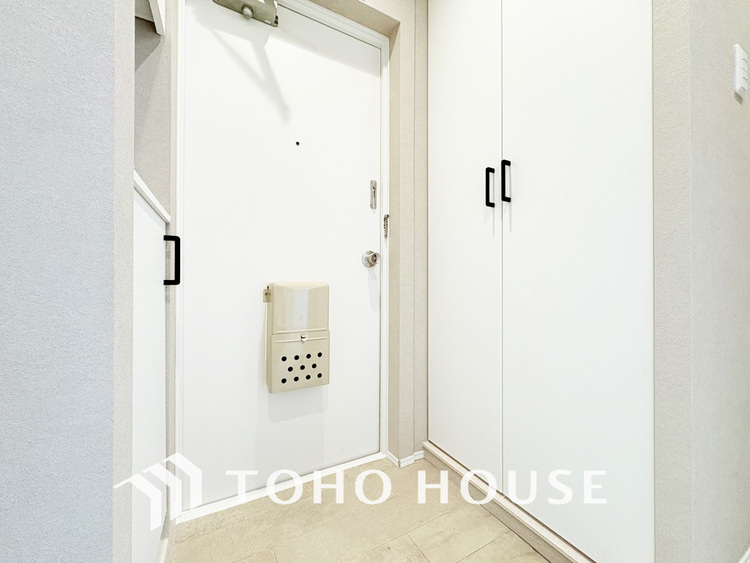 玄関 飾り過ぎないシンプルな内装の玄関