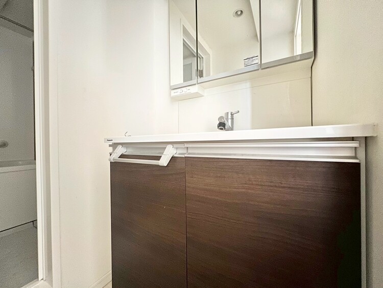 その他 清潔感を感じられる洗面化粧台。
