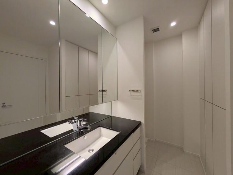 その他 清潔感を感じられる洗面化粧台。