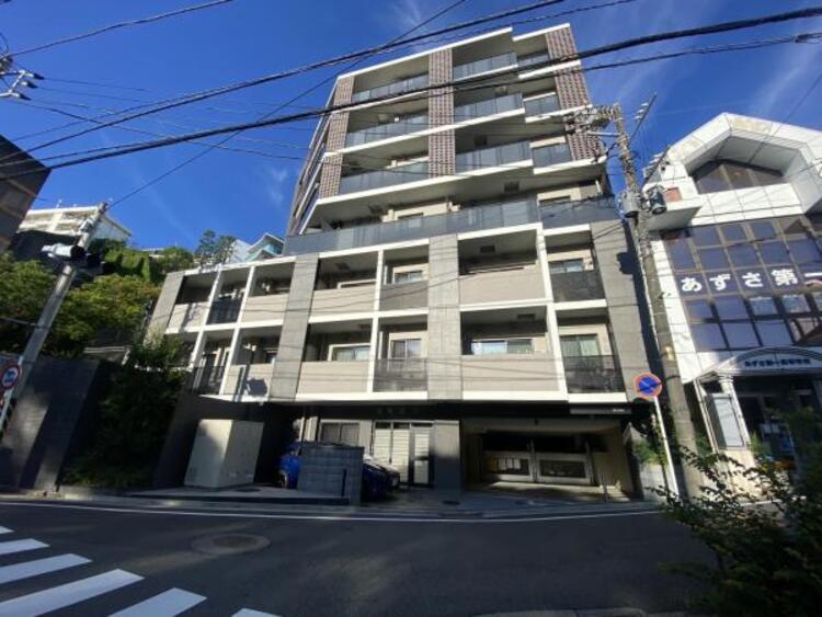 外観 街に溶けこみ美しい景観を生み出すこの邸宅は採光や風通しまで考え抜いて造りあげました。外観の美しさだけでなくそこに住まうご家族様の心地良さを最優先しています。