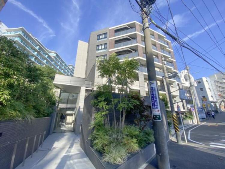 外観 陽光と風がもたらす心地よい時間、照らし出される表情豊かなこの場所は、君と君達とのたくさんの笑顔の場所、誇らしい君達の笑顔、いとしい記憶の始まる空間