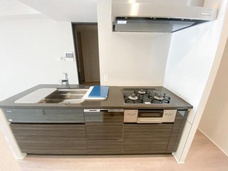 キッチン ３つのコンロで同時に調理ができるので、三ツ口コンロの使いやすいシステムキッチンを採用。ワイドなカウンターで、将来お子様と一緒にお料理をするときも重宝します。