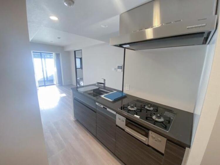 キッチン 使いやすくスタイリッシュなキッチン空間には、忙しい奥様の視界も広がり、お子様の様子なども見ながら調理できるキッチンは開放的な空間を演出させます。