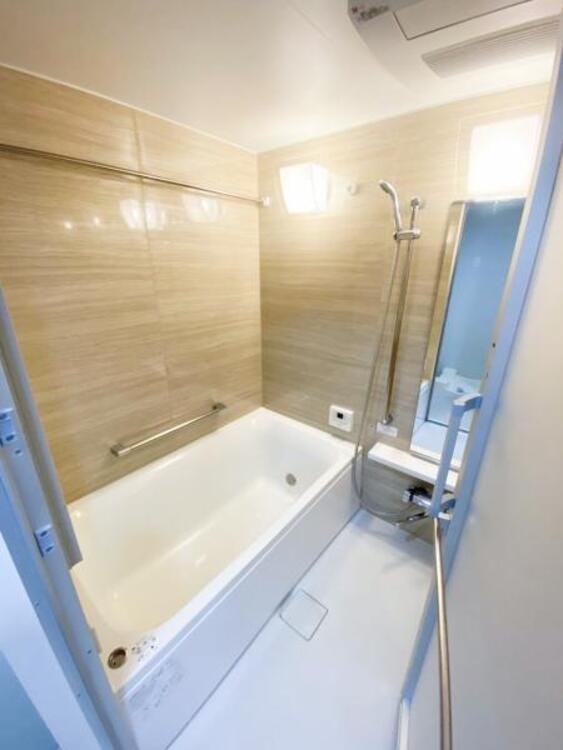 風呂 一日の疲れを癒してくれる浴室。高級感あるカラーと大きさ・柔らかな曲線で構成された半身浴も楽しめるバスタブが心地よさをもたらしてくれる落ち着いた空間です。