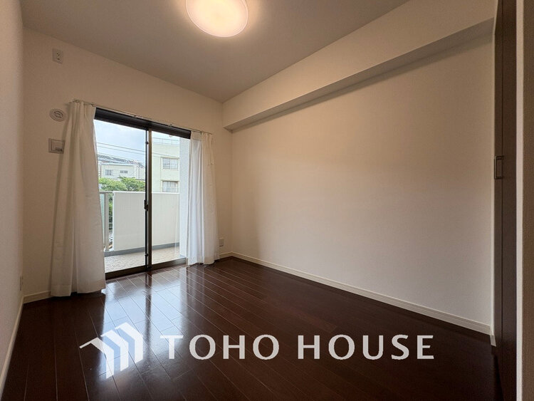 内装 採光もある洋室は、くつろぎのひと時を過ごすのにぴったり