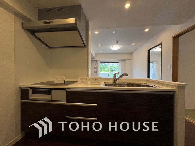 キッチン 落ち着きのあるカラーで統一された清潔感と気品が溢れるキッチン