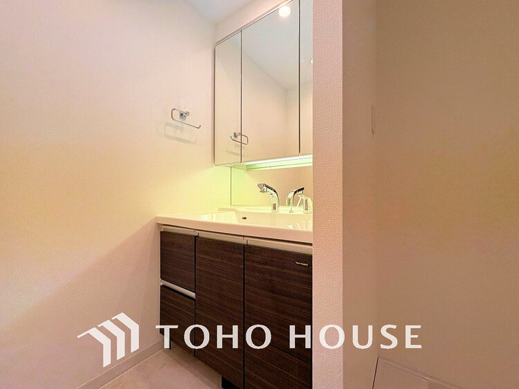 洗面 洗面台には三面鏡を採用。身だしなみを整えやすく収納量も良好です