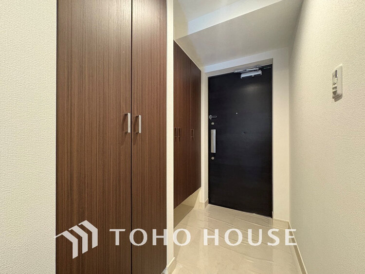 玄関 落ち着いた雰囲気の玄関、家族の帰りを暖かく迎えてくれます