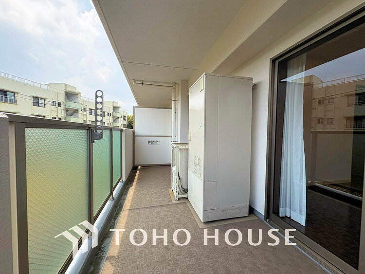 バルコニー 日当たりの良いバルコニーで晴れの日の洗濯物も楽しみになりますね