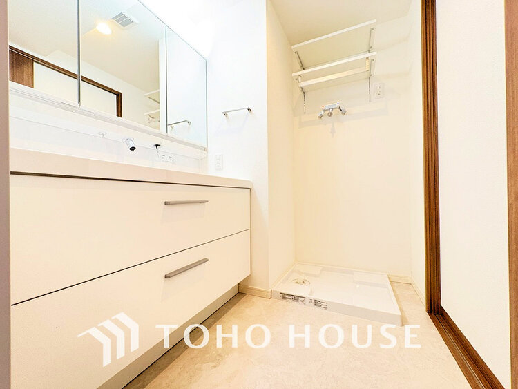 洗面 白を基調とした洗面台。身だしなみを整えやすく収納量も良好です