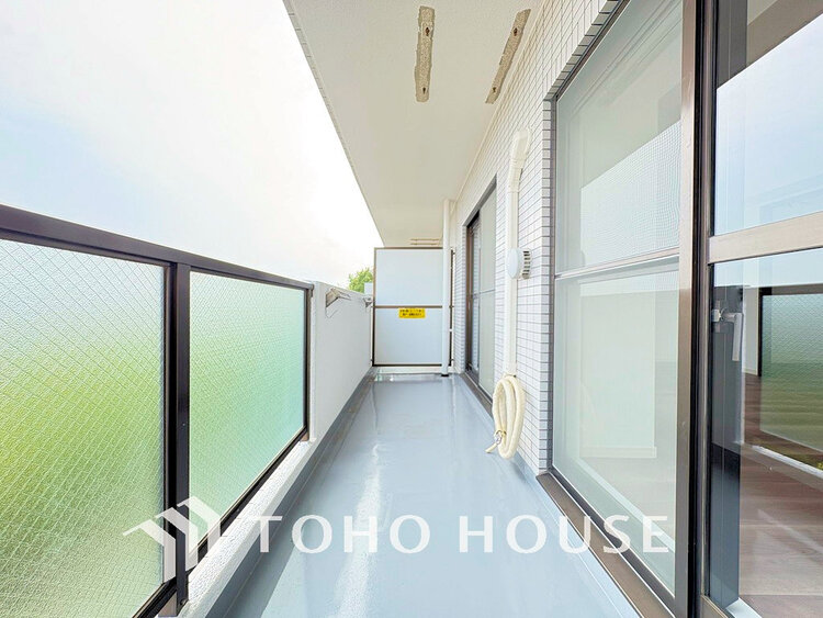 バルコニー 日当たりの良いバルコニーで晴れの日の洗濯物も楽しみになりますね