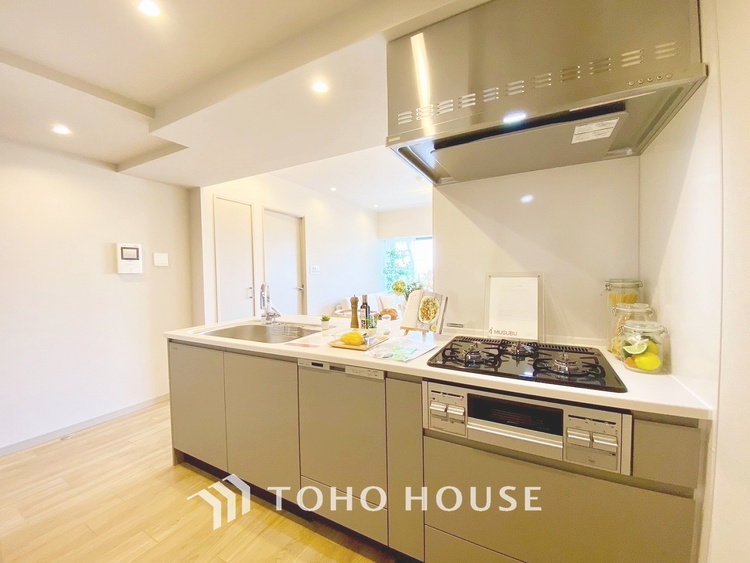 キッチン 【KITCHEN】◆ワクワク◆開放的で機能性も高いシステムキッチン。お子様は毎日のご飯にワクワク！