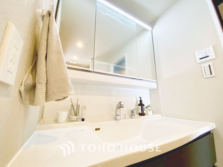 洗面 【WASHROOM】◆快適◆煌びやかな暮らしの中にも忘れたくない快適さ。大きな収納が助けてくれます。