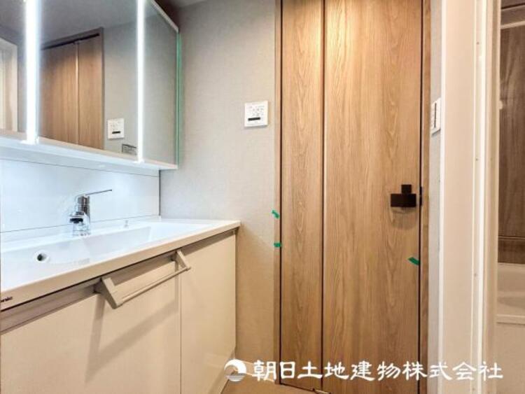 洗面 【洗面化粧台】広々とした洗面台は日々の身だしなみチェックや歯磨きなど、朝の慌ただしい時間でも心に余裕とゆとりが生まれます。