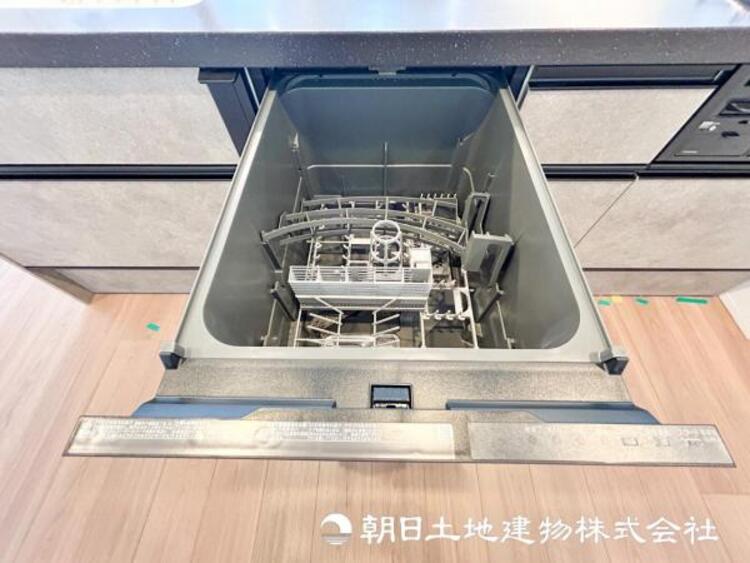 設備 【食器洗浄機】お食事の後片付けを食器洗浄機がサポート。食事後の家族のくつろぎタイムをゆっくりもてます。驚きの低コスト！