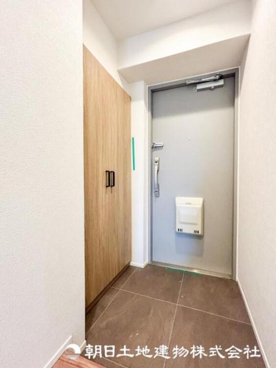 その他 【玄関】大切な家族、お客様をお迎えする玄関は住宅の入口。落ち着いた雰囲気で暖かく迎えてくれます。収納もたっぷりあります。