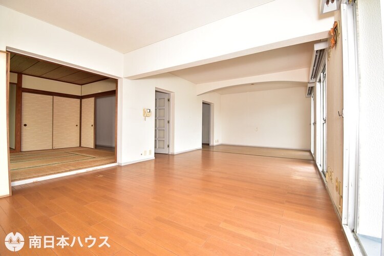 居間 【リビング】18帖の広々リビングです！南向きのバルコニーに面した明るい室内です♪