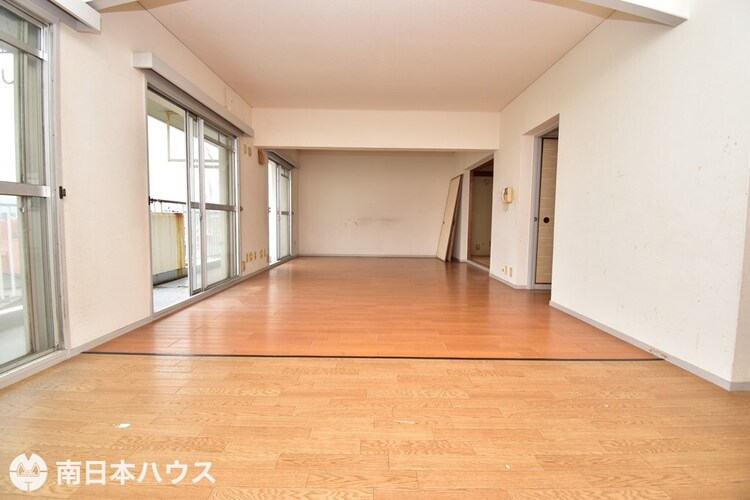 居間 【リビング】18帖の広々リビングです！南向きのバルコニーに面した明るい室内です♪