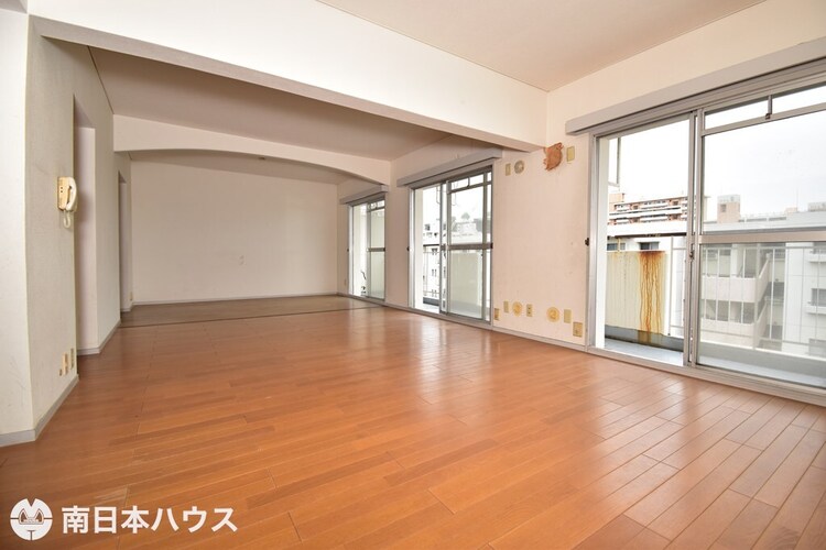 居間 【リビング】18帖の広々リビングです！南向きのバルコニーに面した明るい室内です♪