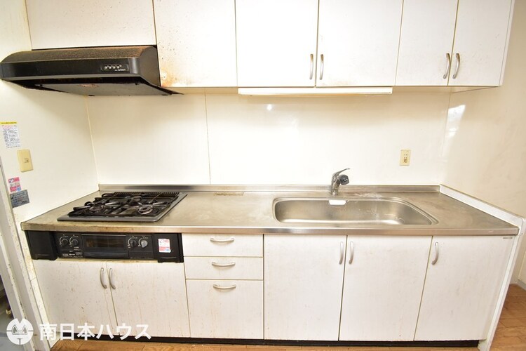 キッチン 【キッチン】吊戸棚付きのシステムキッチンです！勝手口付きです♪