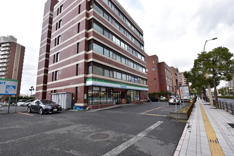 周辺 ファミリーマート鹿児島県庁前店【ファミリーマート鹿児島県庁前店】鹿児島市鴨池新町にあるコンビニです。営業時間　日曜23時から月曜6：30まで深夜休業あり設備・サービス　駐… 徒歩 約6分（約480m）