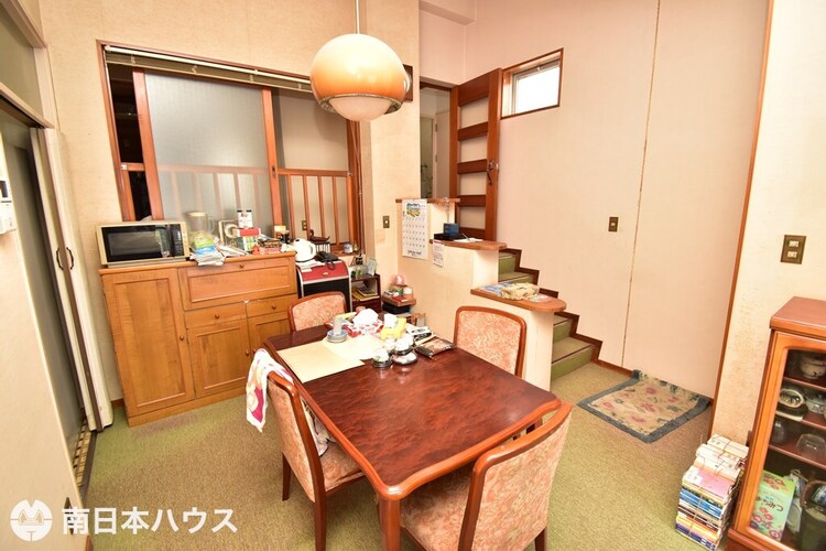 居間 【リビング】室内に階段や内窓のある造りも魅力♪