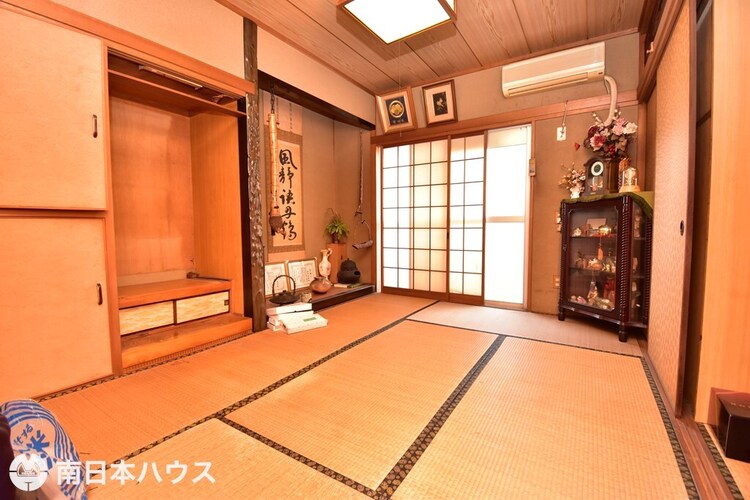 内装 【和室】玄関横の6帖和室です！
