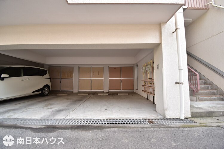 その他 【駐車場】屋根付き駐車1台分！奥には倉庫も付いています♪