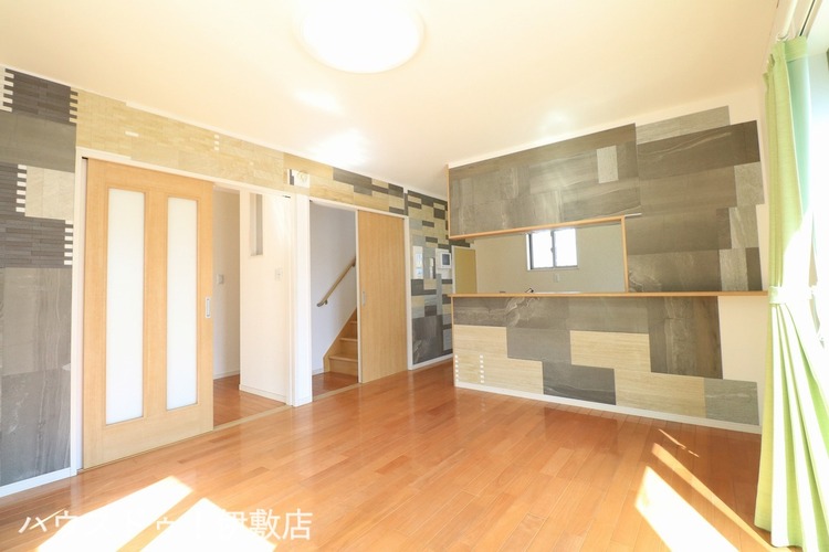 居間 【リビング】南向きリビングで陽当たり良好！