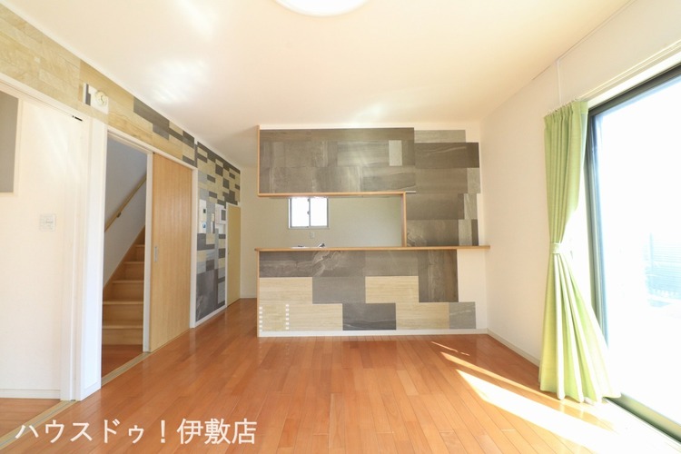 居間 【リビング】リビング階段！階段の手前には扉がついており、リビングの空調を逃しません！