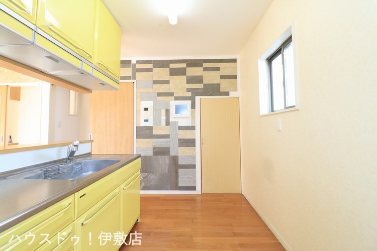 キッチン 【キッチン】キッチン横には。物入付き！