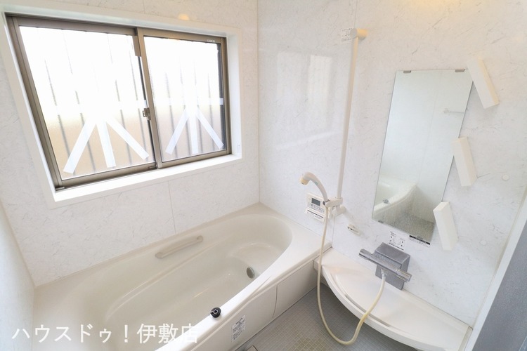 風呂 【浴室】大型の浴槽に浸かって日頃の疲れを癒して頂く事が出来ますね