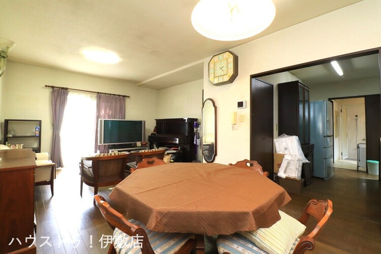 居間 【リビング】L型のリビング、南からの日差しが入るリビングです！