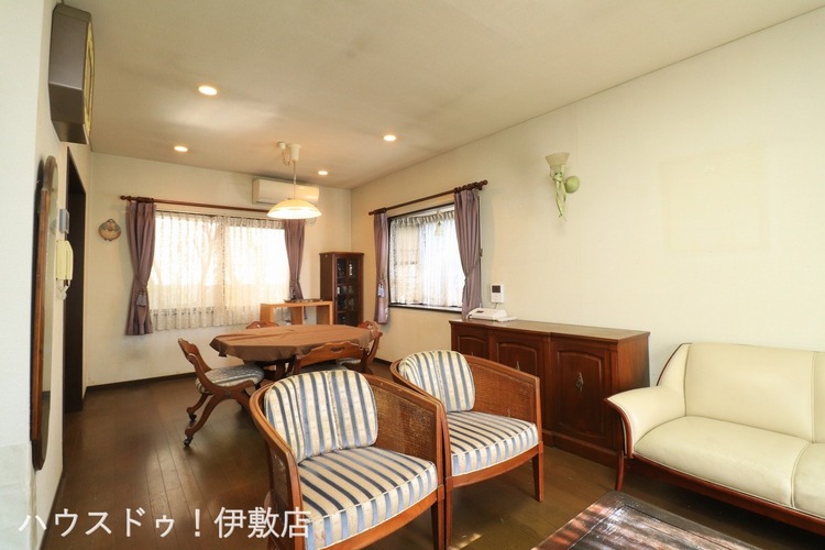 居間 【リビング】「他社で住宅ローンに落ちてしまった」「車のローンが残っている」など、住宅ローンでお困りの方はぜひ一度弊社までご相談ください。