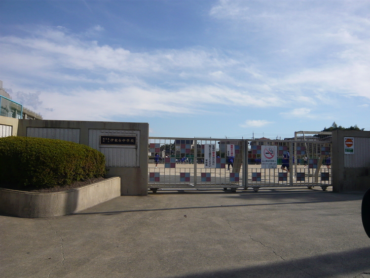 周辺 伊敷台中学校【鹿児島市立伊敷台中学校】は、伊敷台1丁目に位置する1994年創立の中学校です。令和3年度の生徒数は540人で、18クラスあります。校訓は「友愛・協力・創造・… 徒歩 約7分（約530m）
