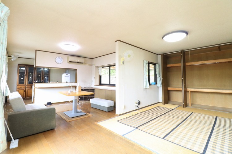 居間 【リビング】弊社にて無料でリフォーム見積もり致します。ワンストップサービスで物件の購入からリフォーム工事まで弊社にお任せ下さい。