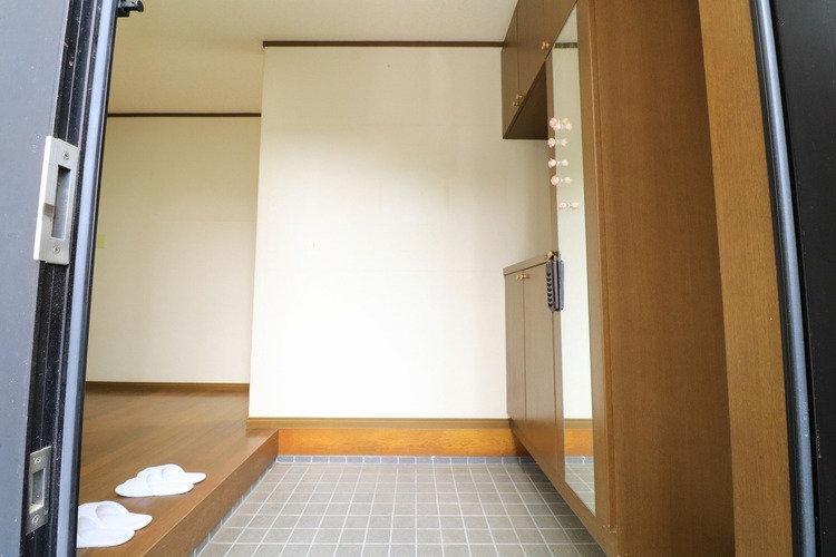 玄関 【玄関】「他社で住宅ローンに落ちてしまった」「車のローンが残っている」など、住宅ローンでお困りの方はぜひ一度弊社までご相談ください。