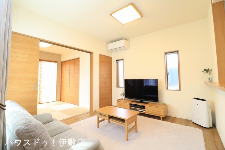 居間 【リビング】リビングは天井高が高くなっており開放感があります！