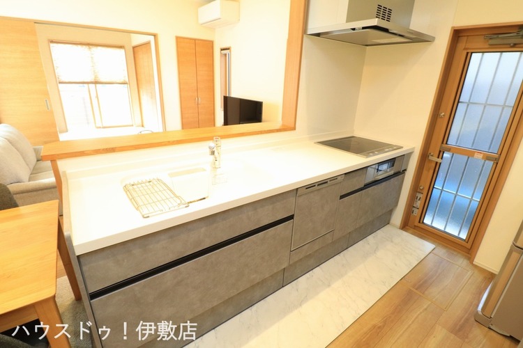 キッチン 【キッチン】カウンターキッチンで、家族の笑顔を見守りながら調理できます！