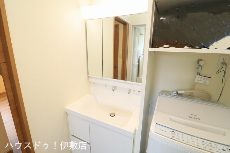 その他 【洗面台】人気の3面鏡を採用しました。ミラー裏が収納になっているので、生活感を出さずに収納することが出来ます。