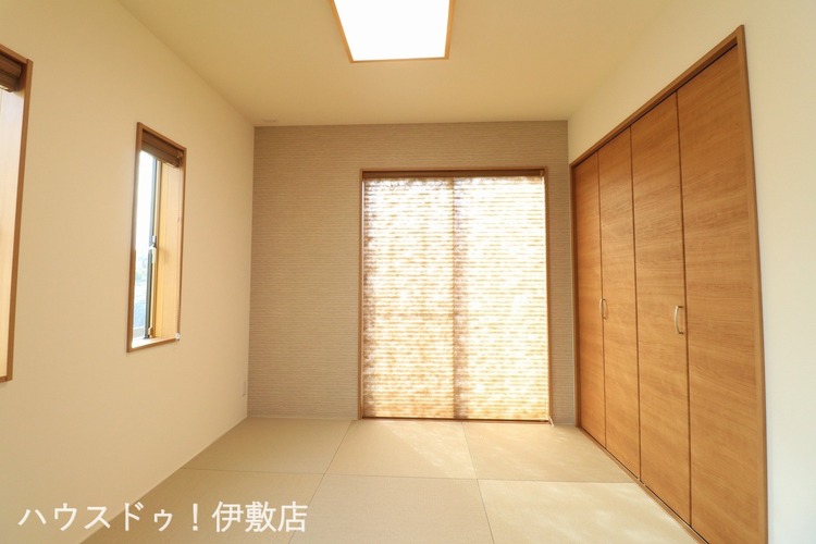 内装 【和室4.5畳】押し入れ付きです！2方向に窓があり、一日を通して陽当たり良好な和室です！