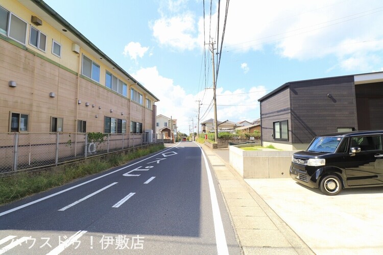 外観 【前面道路】南側前面道路道路幅員約6.3ｍと広々とした前面道路です
