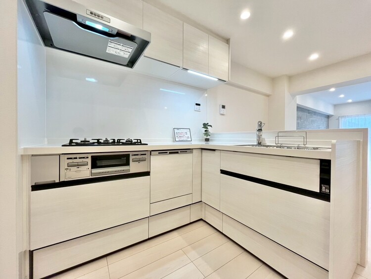 キッチン スマートな意匠と充実の機能を備えたキッチンが、暮らしにおいしい彩りを添えます。