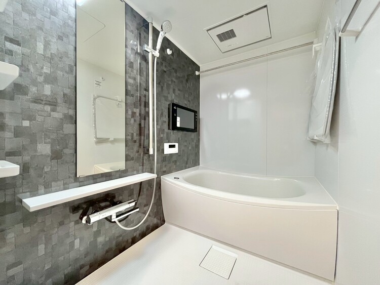 風呂 一日の疲れを癒すバスルームは、心地よいリラックスを叶える清潔感溢れる空間です。