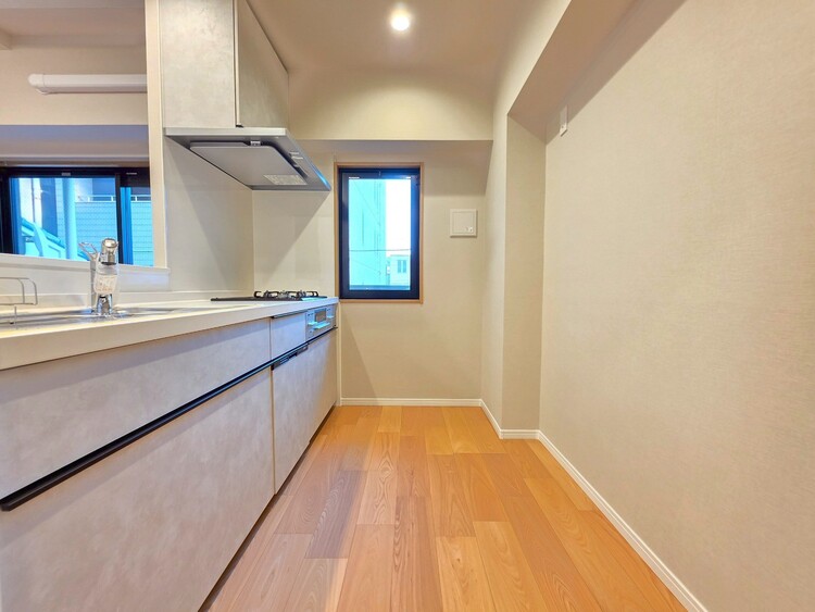 キッチン スマートな意匠と充実の機能を備えたキッチンが、暮らしにおいしい彩りを添えます。