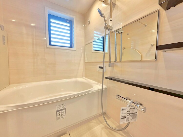 風呂 一日の疲れを癒すバスルームは、心地よいリラックスを叶える清潔感溢れる空間です。