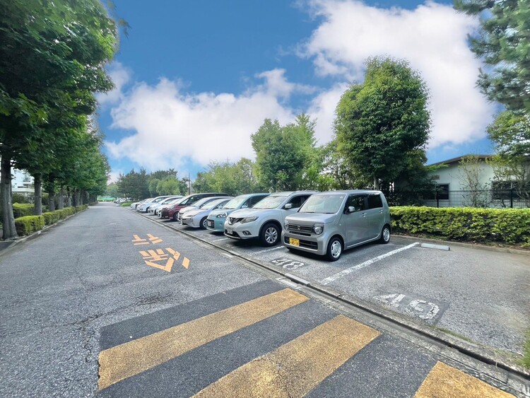 駐車場 本物件の駐車スペースです。車種制限のある場合もございますので、お気軽にお問い合わせくださいませ。