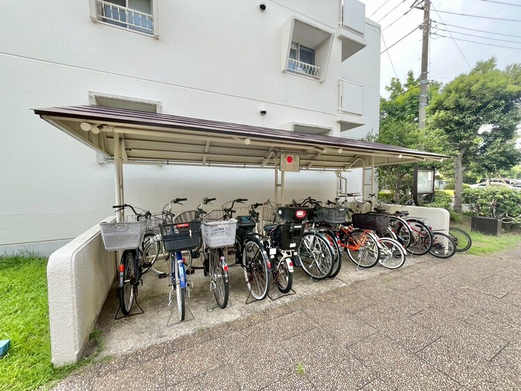 設備 きちんと整備された駐輪場。住む方の心遣いが感じられます。